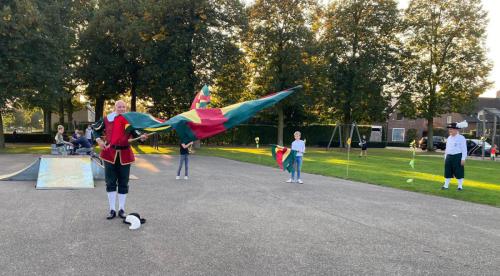 1.151-Vendelen-met-Gilde-Sint-Joris-op-de-rolschaatsbaan-foto-Henk-van-Ewijk